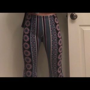 High waisted leggings with a 80s patterned